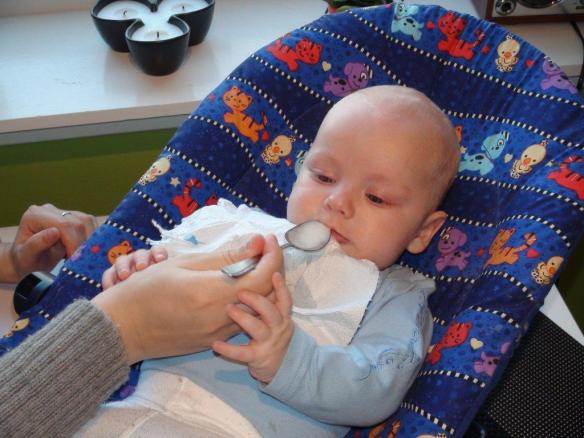 Leo smaker grøt første gang