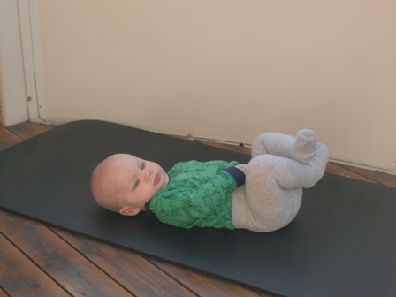 Liten Leo liker å leke på terrassen