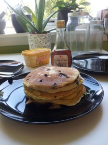 Fin stabel med blåbærpannekaker, og lønnesirupen står klar! 