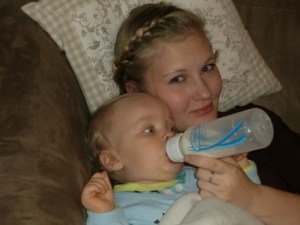 Koser oss med flaske før sengetid