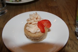 Strawberry cupcakes med swiss buttercream frosting