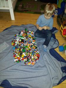 Leo ble veldig fornøyd med lego-teppet sitt! 